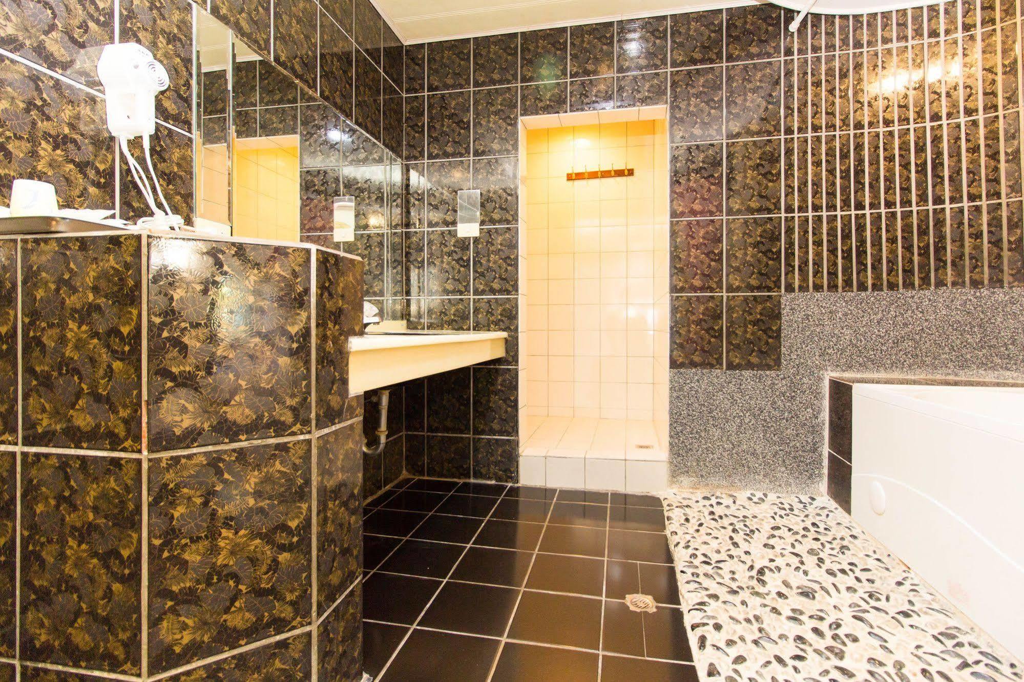 Day Chen Hotel Yilan Екстер'єр фото
