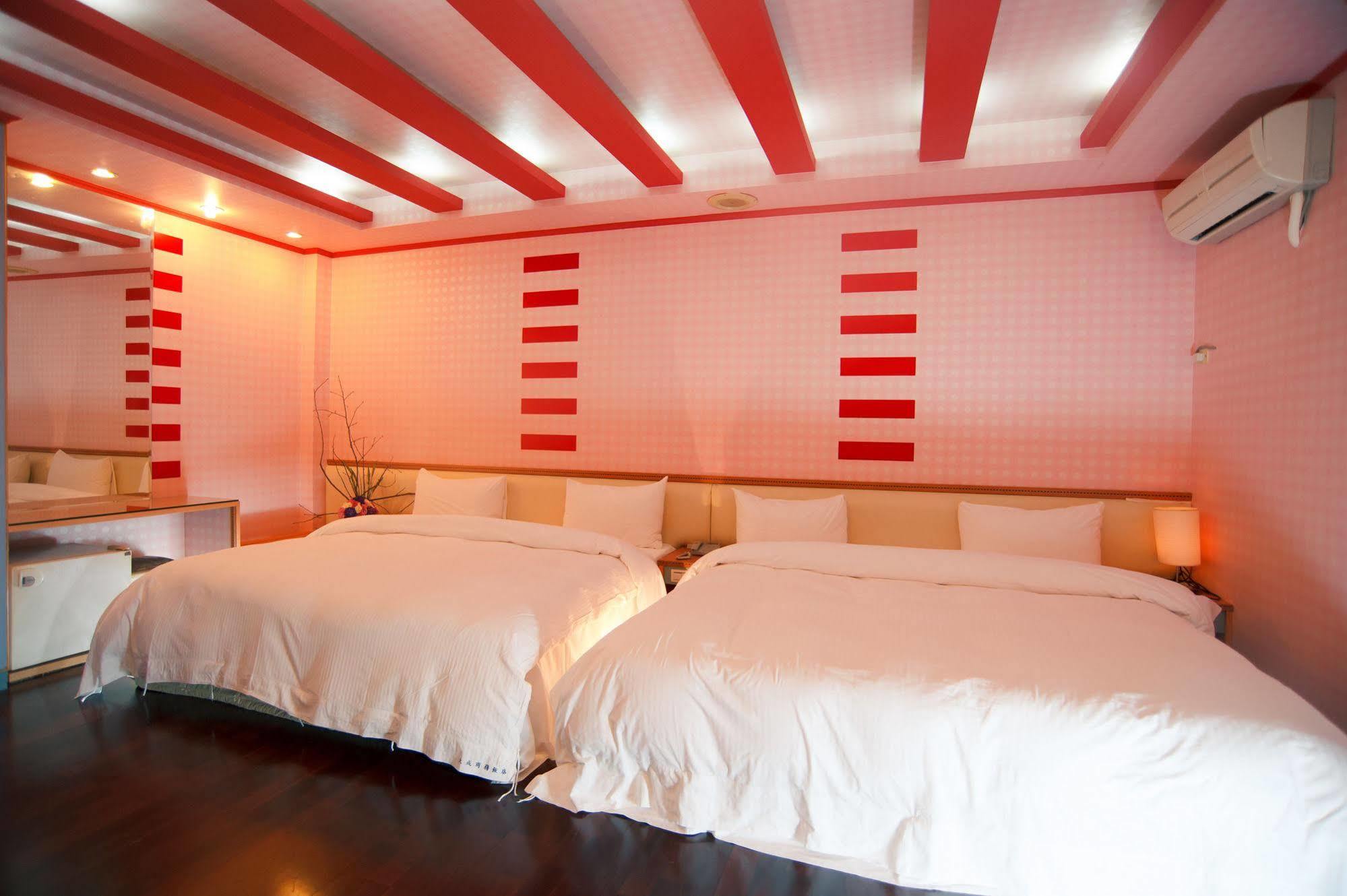 Day Chen Hotel Yilan Екстер'єр фото